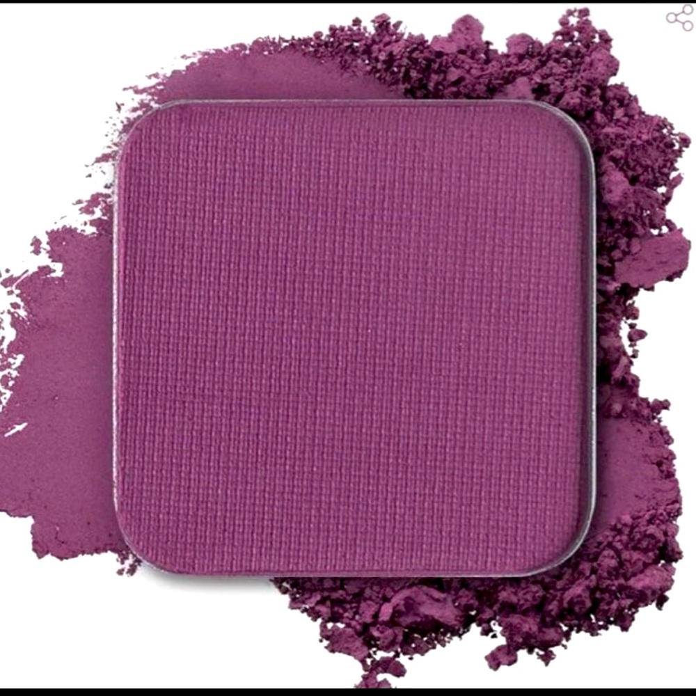 Makeup geek matte eyeshadow ( CURRENT obsession)